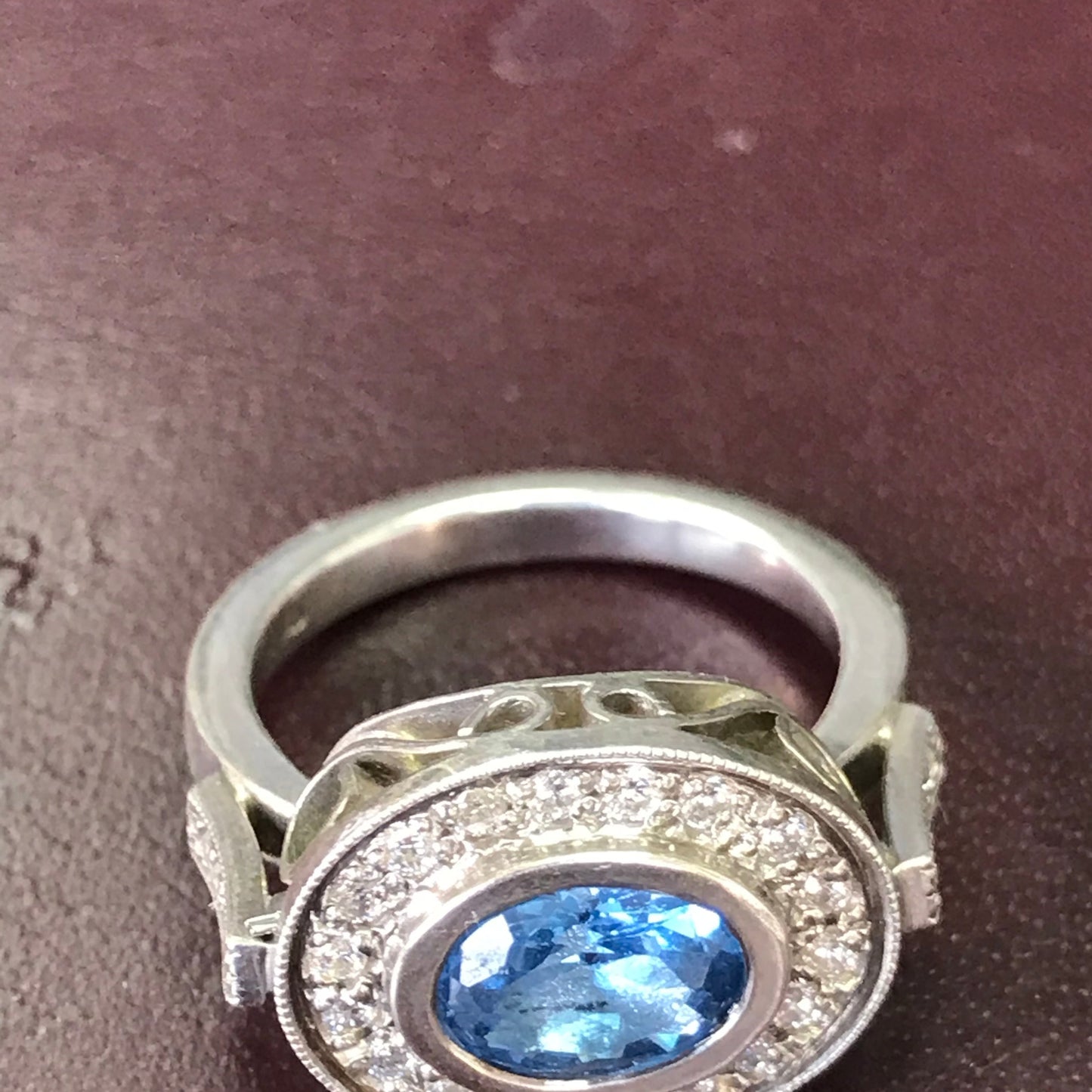 ZAJ13 Anillo Topacio Azul Facetado Cabezal Calado Circones Suizos En Laterales Plata