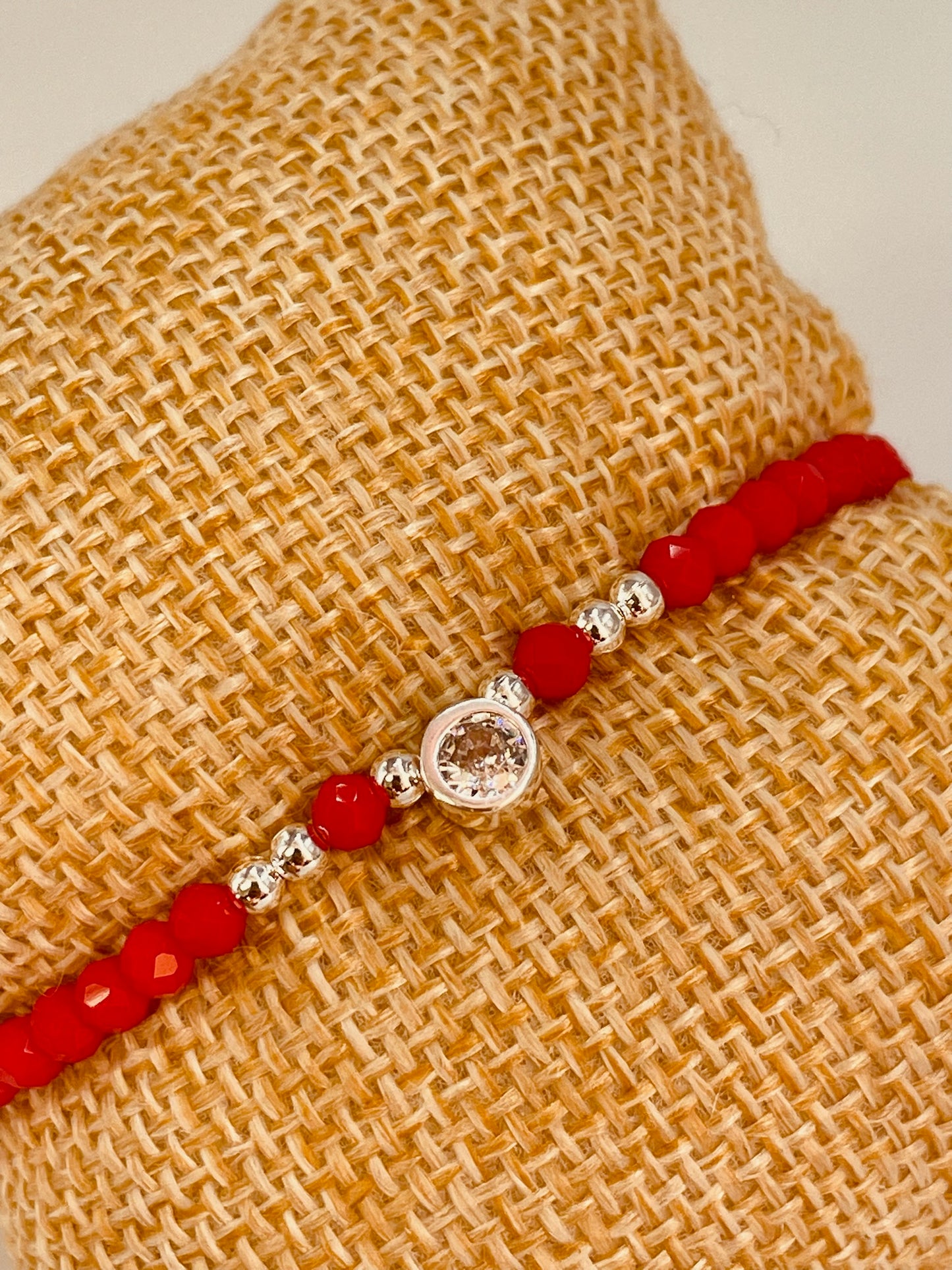 ZP3011 Pulsera Roja Cristales Checos y bolitas Diferentes Figuras Baño Plata