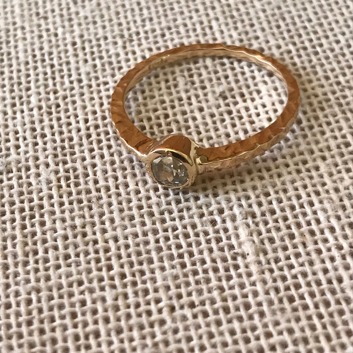 ZAJ20 Anillo Martillado Diamante en Cabezal Oro 18 Kt