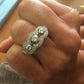 ZAJ7  Anillo Tricillo Estilo Vintage Cabezal 3 diamantes en Puente Ruleteado Engaste Invisible Metal Plata