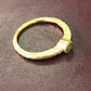 ZAJ12 Anillo Martillado Esmeralda Ruleteado Engaste Invisible Oro 18 Kt