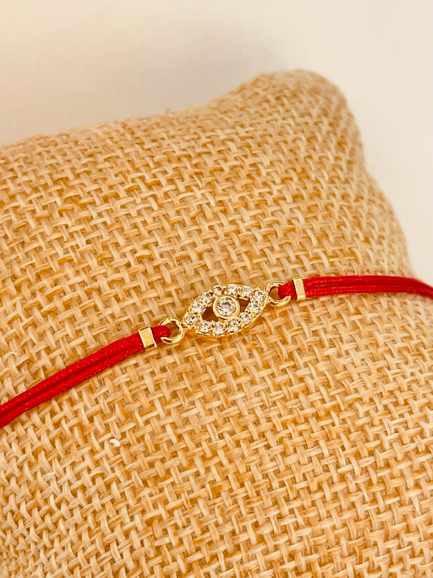 ZO3014 Pulsera Hilo Rojo Diferentes conectores Baño Oro