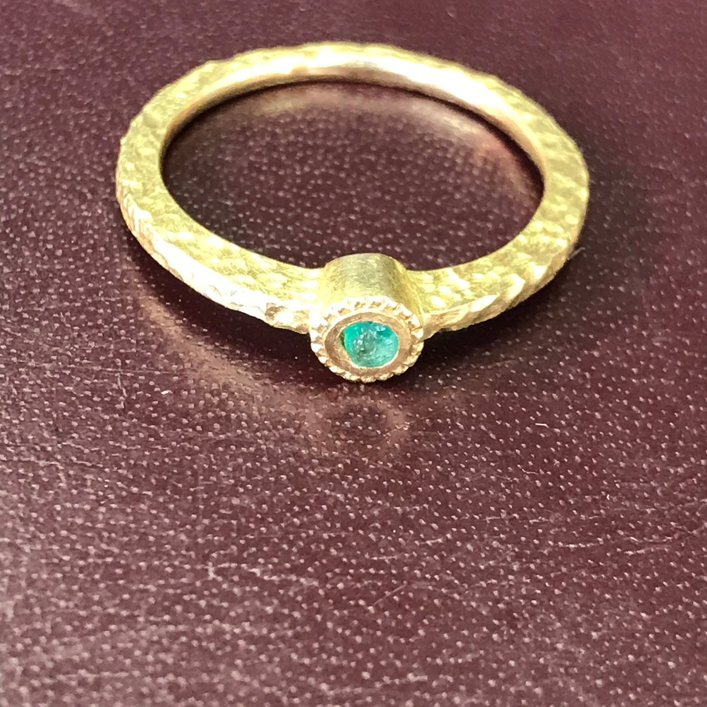 ZAJ12 Anillo Martillado Esmeralda Ruleteado Engaste Invisible Oro 18 Kt