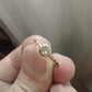 ZAJ20 Anillo Martillado Diamante en Cabezal Oro 18 Kt