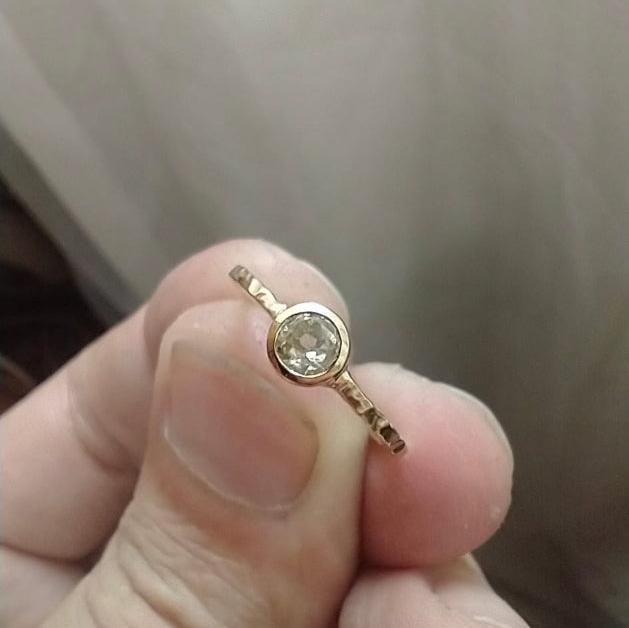 ZAJ20 Anillo Martillado Diamante en Cabezal Oro 18 Kt