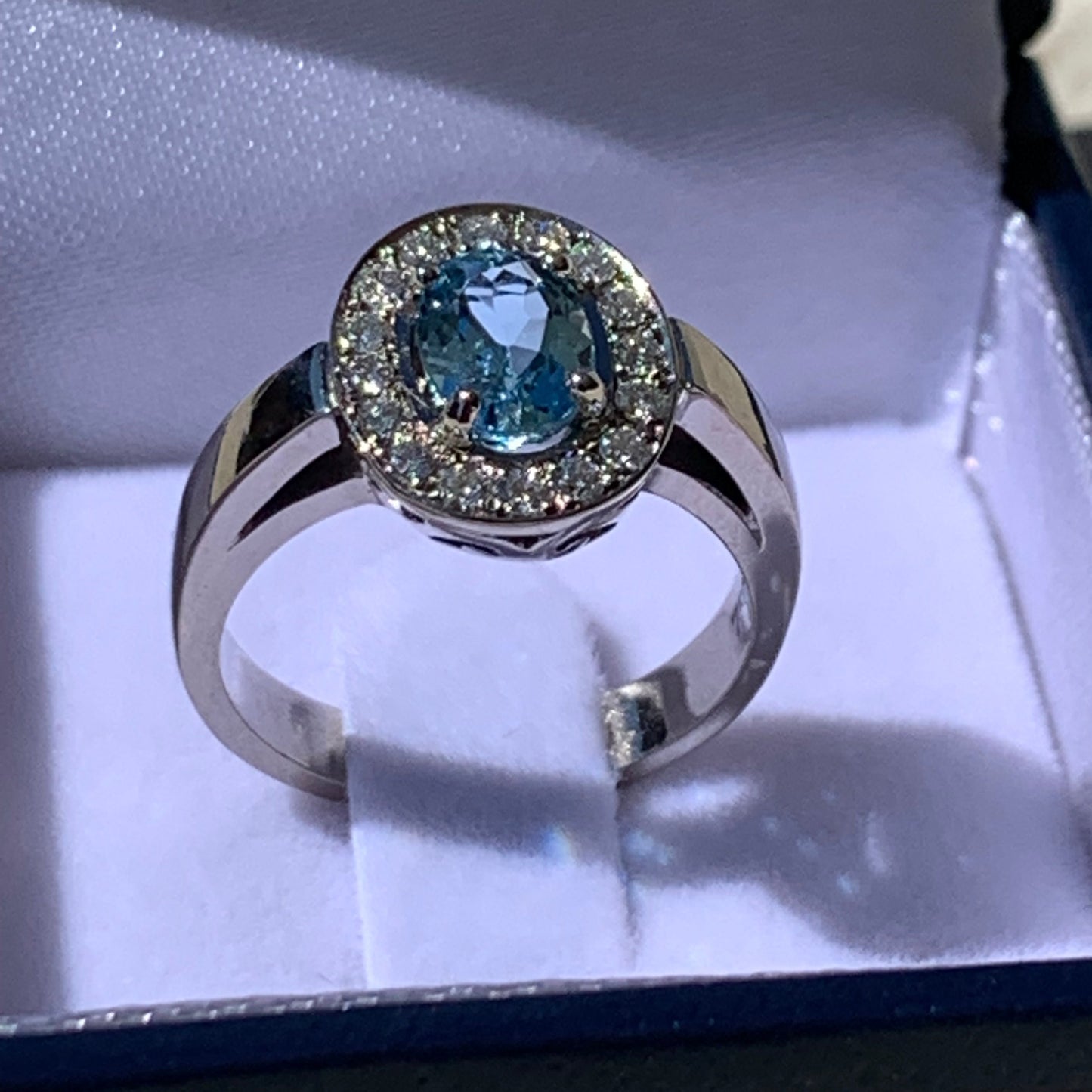 ZAJ3 Anillo Aguamarina Facetada y Diamantes engastado en grifas Oro Blanco