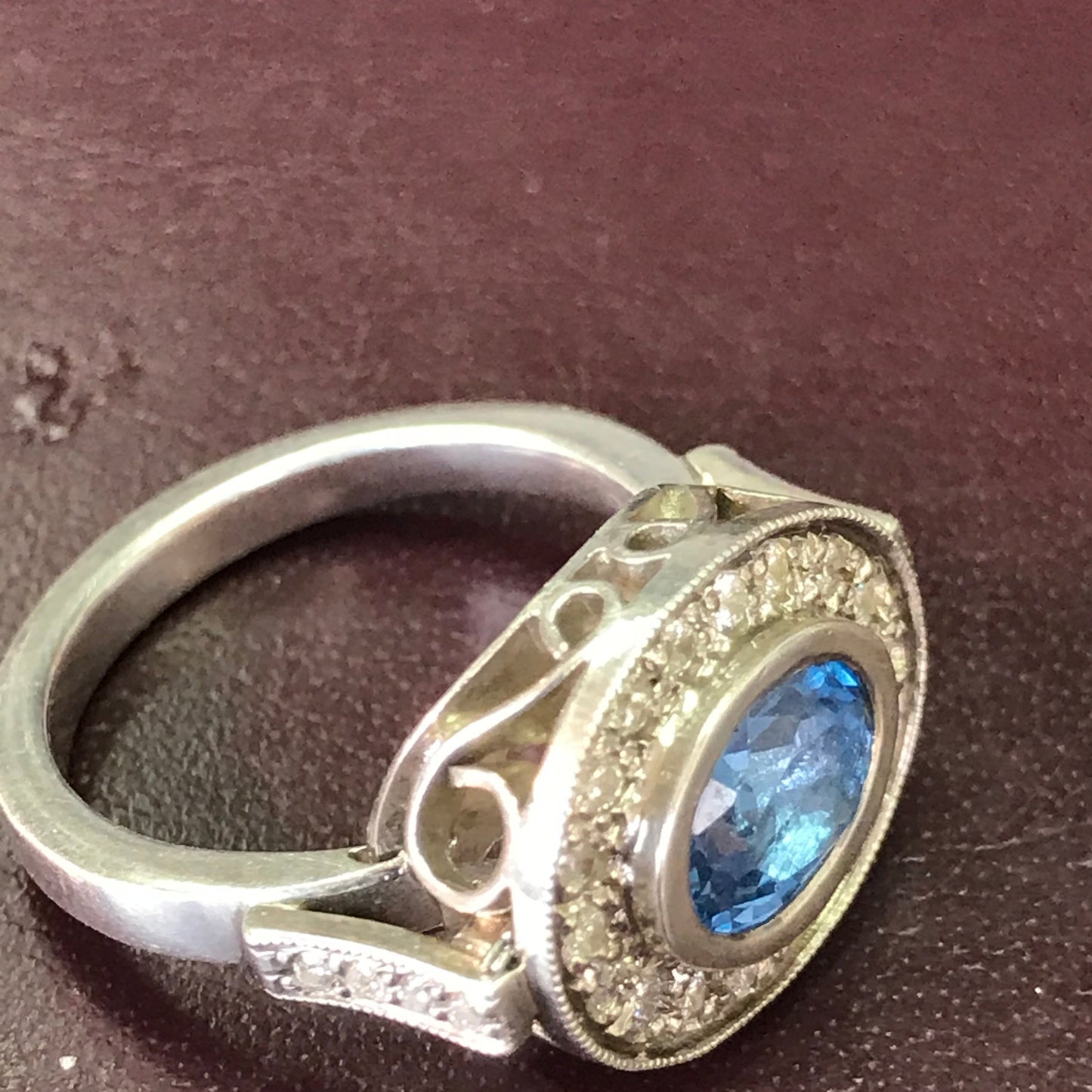 ZAJ13 Anillo Topacio Azul Facetado Cabezal Calado Circones Suizos En Laterales Plata