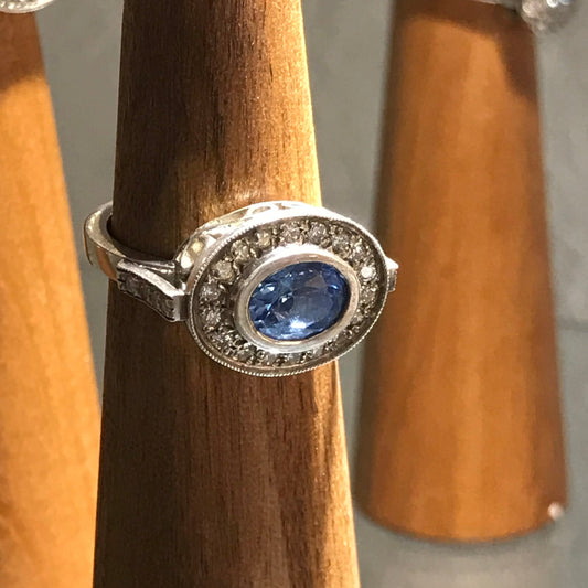 ZAJ13 Anillo Topacio Azul Facetado Cabezal Calado Circones Suizos En Laterales Plata